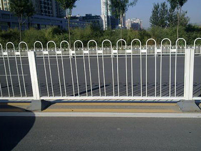 拉萨市机非隔离栏图片3